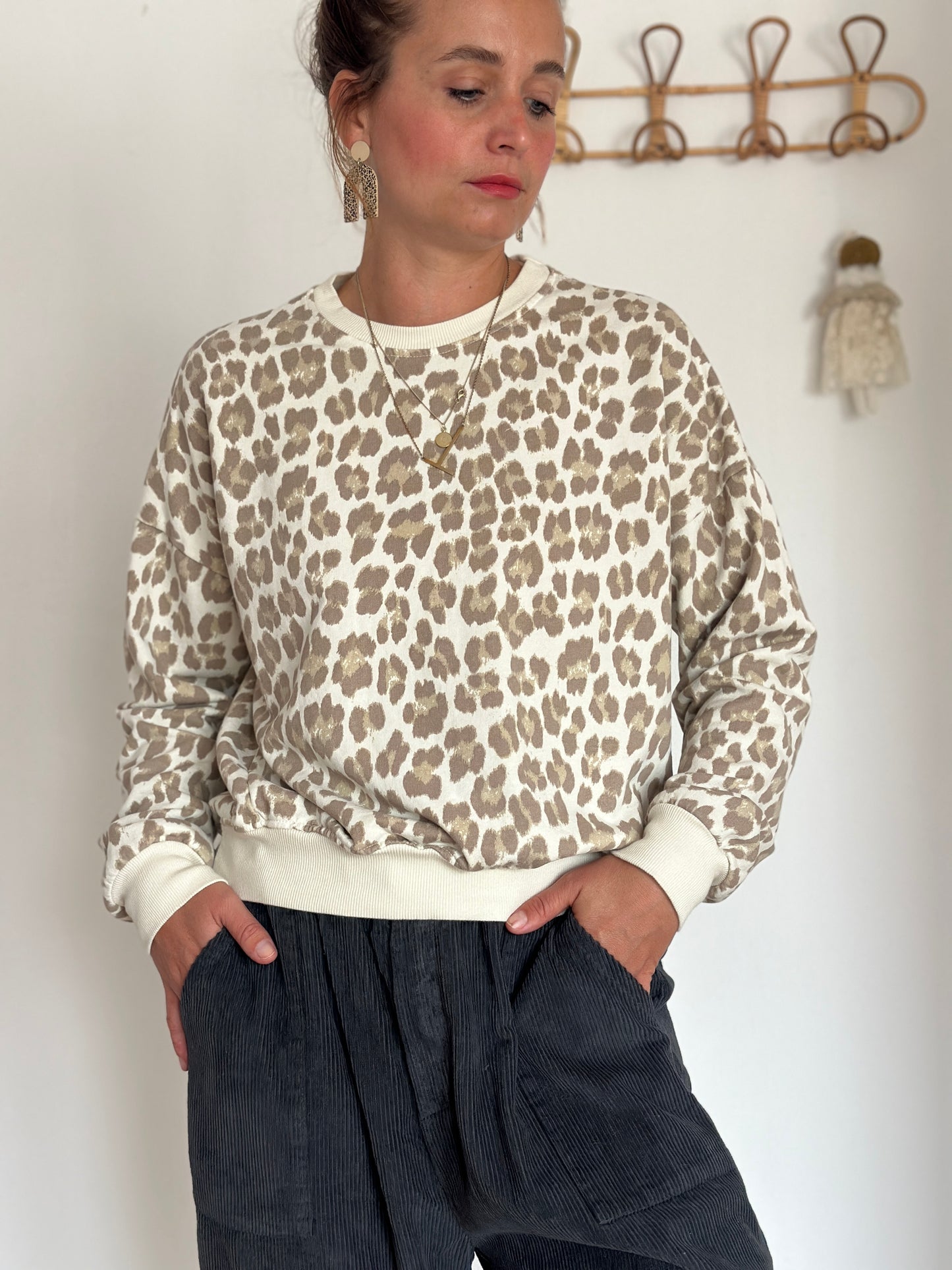 Oversized Leo Pulli