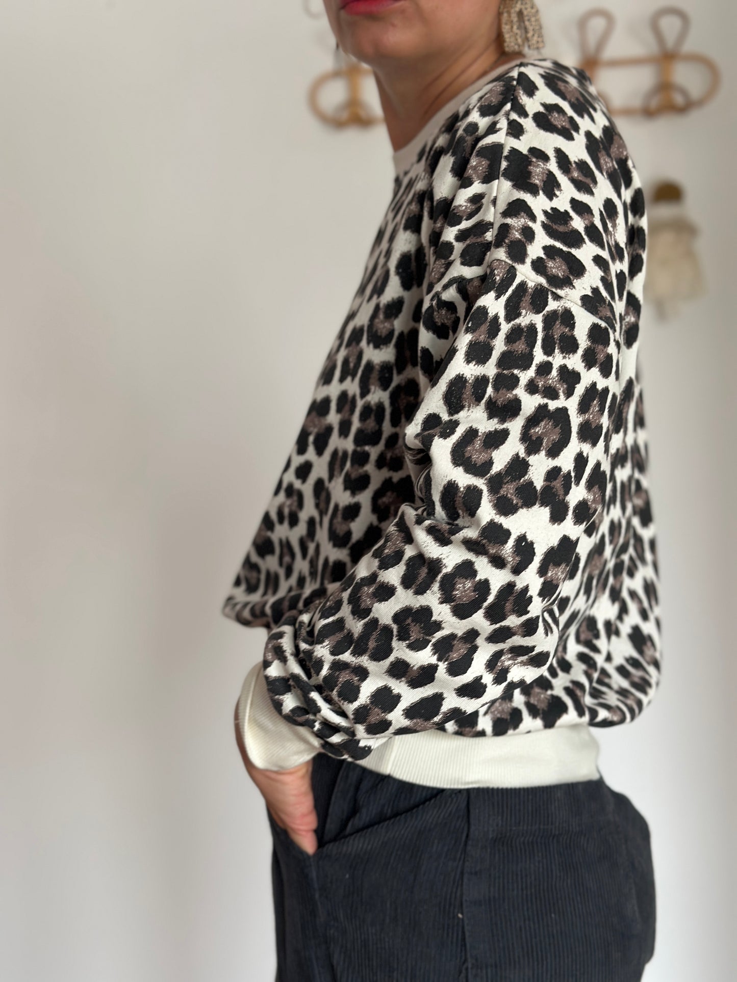 Oversized Leo Pulli