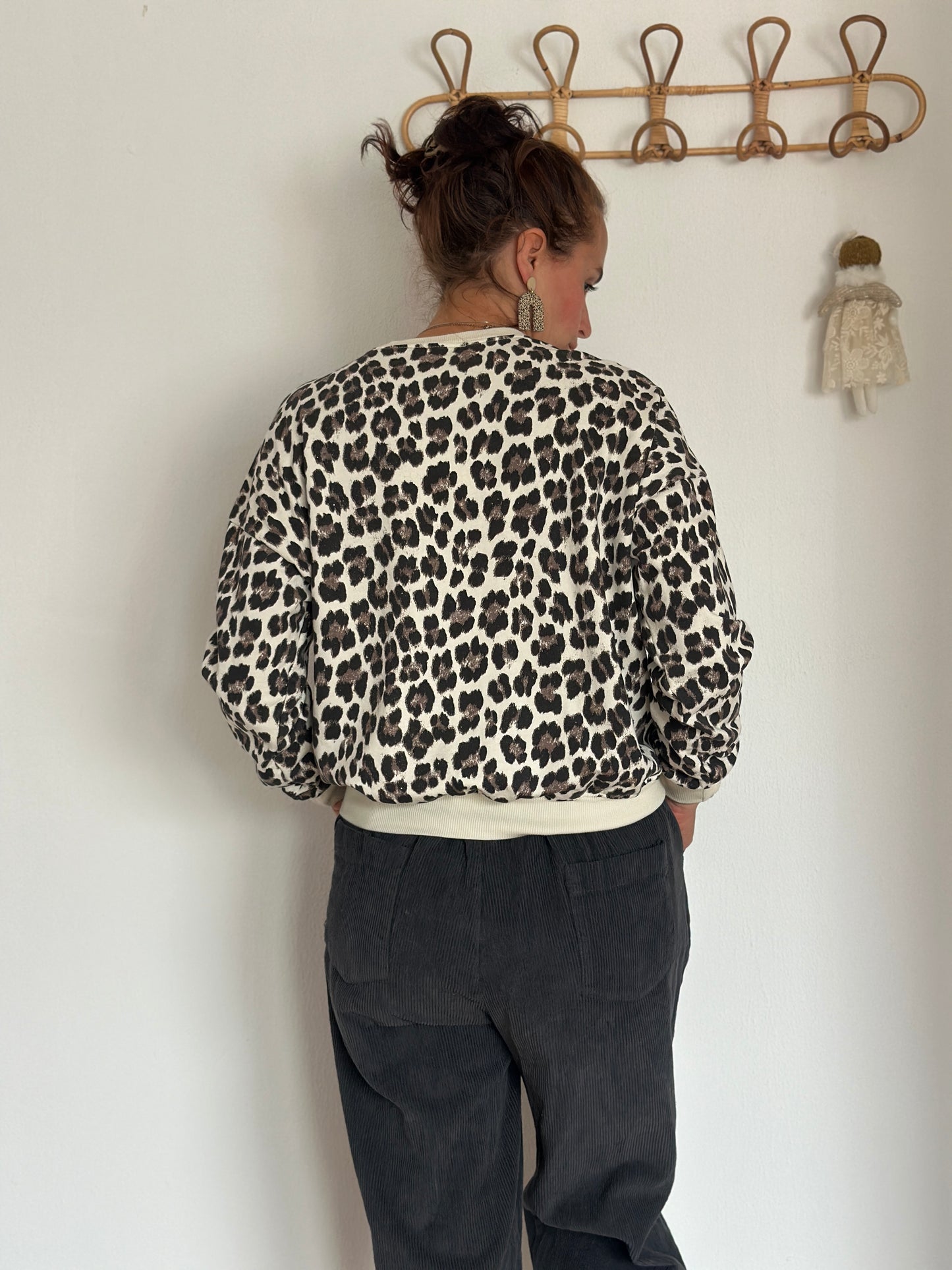 Oversized Leo Pulli